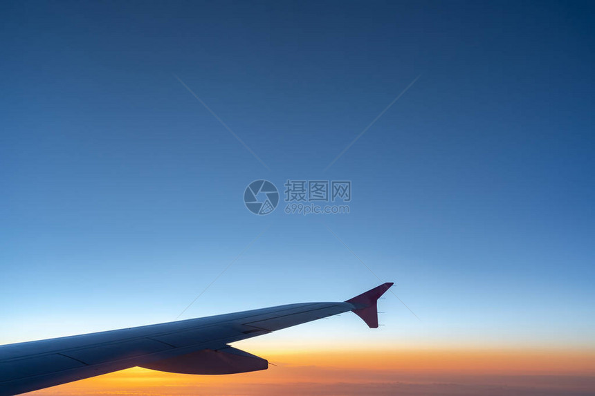 从飞机窗口看到飞机翼侧面的光影图片