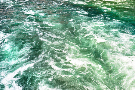 背景由湍急的泡沫河流制成呈美丽的绿图片