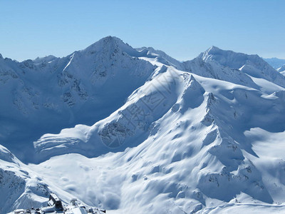 Cheget白雪皑的山峰图片