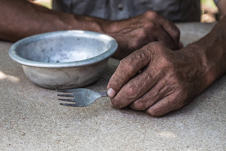饥饿贫穷老人的手一碗空有选择的重点退休中图片