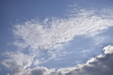 蓝色的天空和白云美丽的运动云在天空中图片