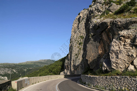 山路在克罗地亚蜿蜒的山路图片