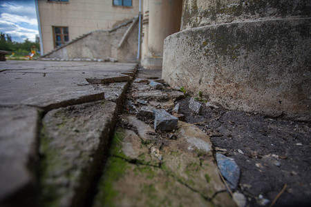 古希腊浴池的废墟支持地板的石图片