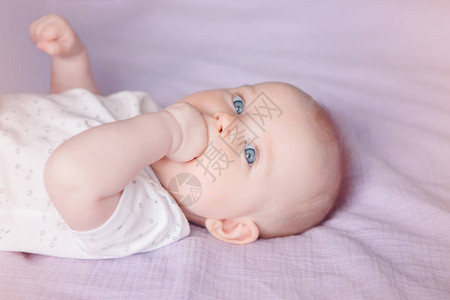 可爱的白色种人婴儿女孩男的特写肖像图片