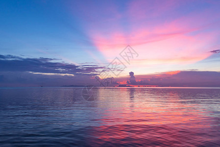 美丽的热带粉色红色蓝海日图片