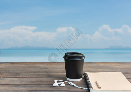 咖啡杯耳机和笔记本图片