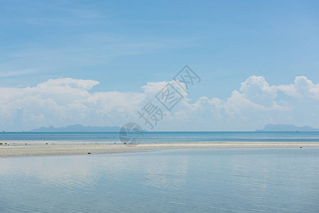 夏海景明亮蓝色海平面天图片