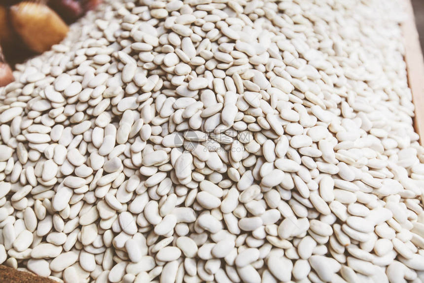 生食白豆类准备在当地农贸图片