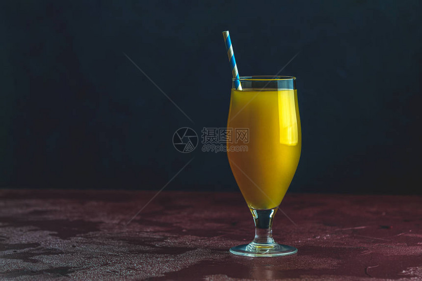 一杯菠萝热带新鲜果汁在深色的波罗混凝土地表桌上夏季饮料图片