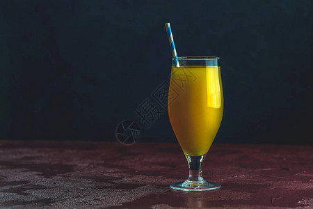 一杯菠萝热带新鲜果汁在深色的波罗混凝土地表桌上夏季饮料图片