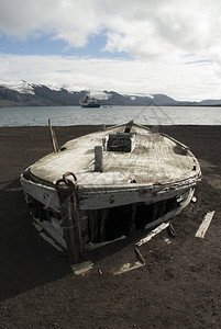 南极洲海滩上的旧捕鲸船图片