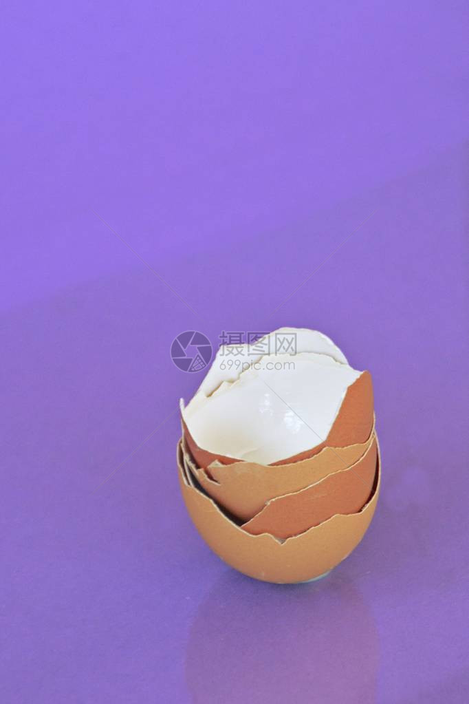 在紫色背景的蛋壳图片