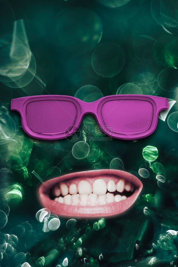 张开嘴的紫色眼镜露出牙齿美图片