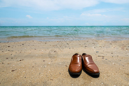 脱鞋到沙滩去放松一下辛苦工图片