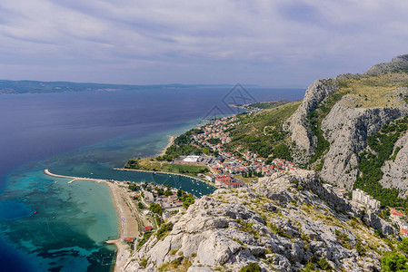 克罗地亚达尔马提亚地区奥米斯镇海岸线和亚得里亚海的图片