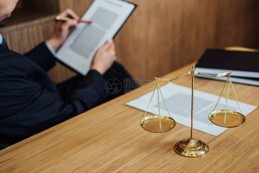 法官与司法律师诉讼商人或处理文件的律师的木槌法律建图片