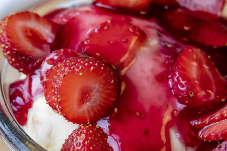 以草莓水果和酱为盘子图片