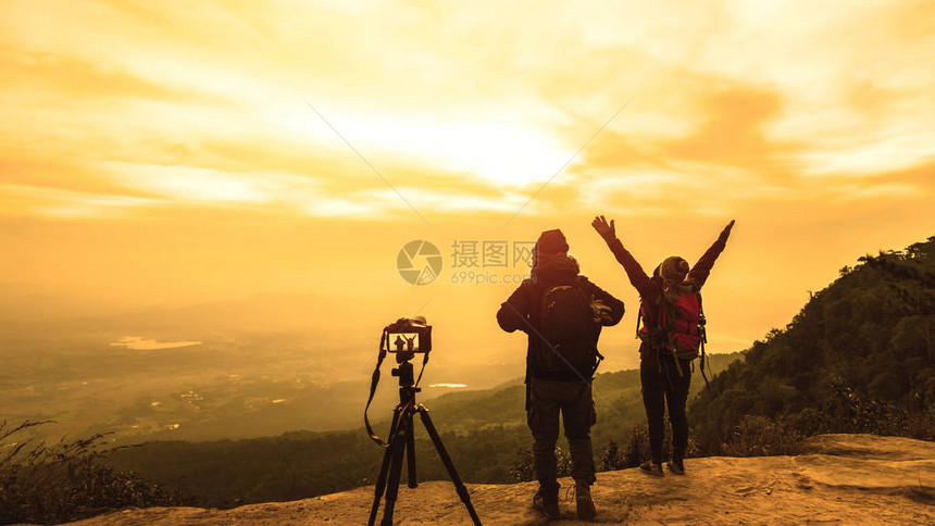 摄影师情人女和男人亚洲旅行在假期放松早上拍摄山景氛围在图片