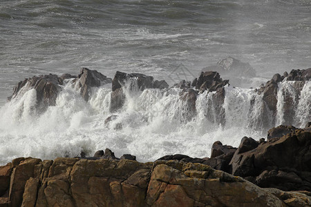 被强浪击中后在海岩中流动的水图片