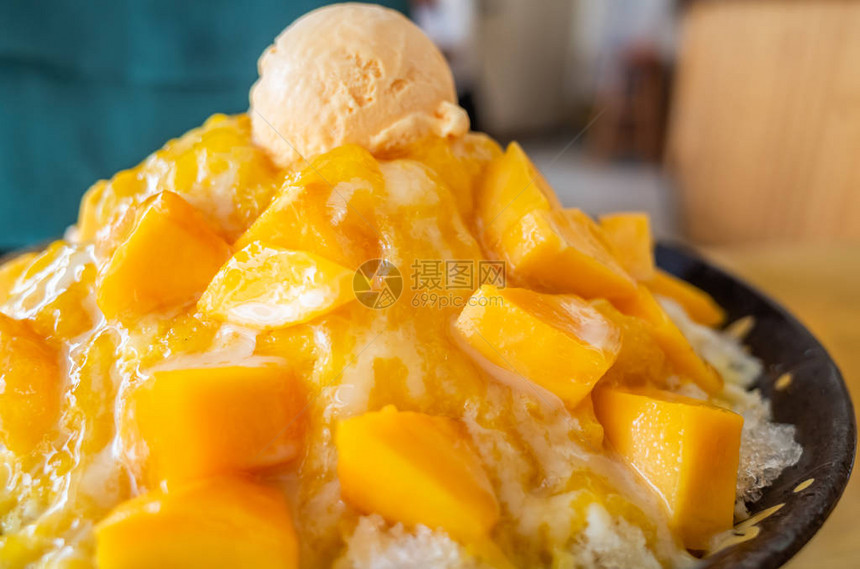吃芒果用多彩的甜点吃冰面有图片