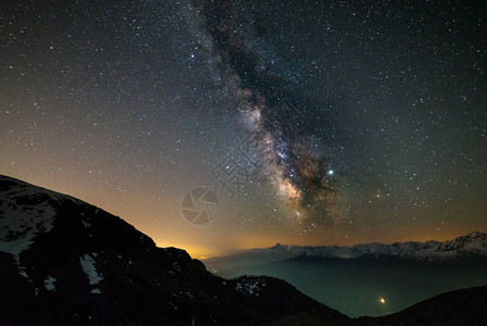 阿尔卑斯山火星和木星行上的银星系恒星图片