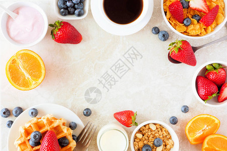早餐食物框架水果麦片华夫饼酸奶咖啡和牛奶顶端的视野是带复制空间的图片