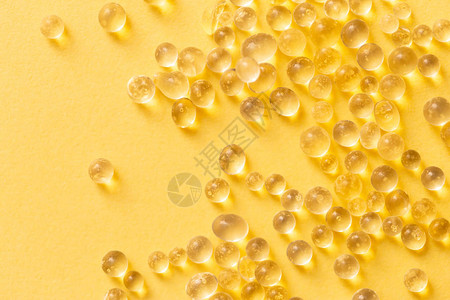 黄色背景下的硅胶颗粒硅水分图片