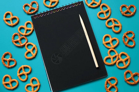 Cookies带黑色纸张的笔记本和木制刮刀图片