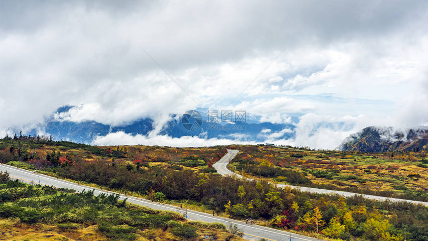 低蓝云绿山和新阿斯法特路的曲流山路图片