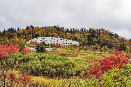 用圆屋顶在山顶上建房图片