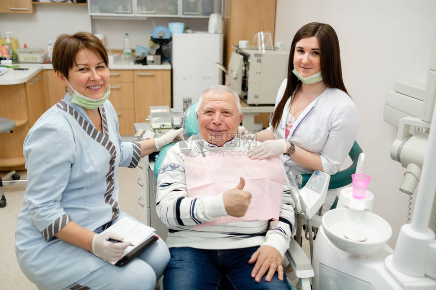 高级男子医生和护士在牙科诊所进行第一次牙科访问时的画像7075岁的老年患者面带微笑图片
