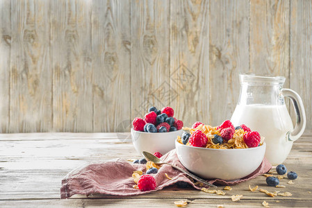以牛奶和新鲜夏季浆果为早餐的图片