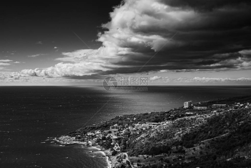 在克里米亚半岛Katsiveli城市型定居点附近黑海岸与BlueBay的黑图片
