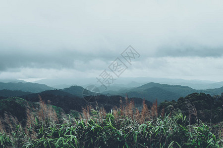 雨季的山区和村庄风图片