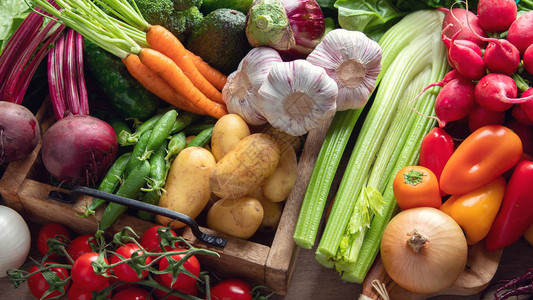 新鲜蔬菜的组合食用织物和素食饮概念图片