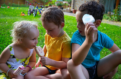可爱的孩子们在夏日吃冰淇淋图片