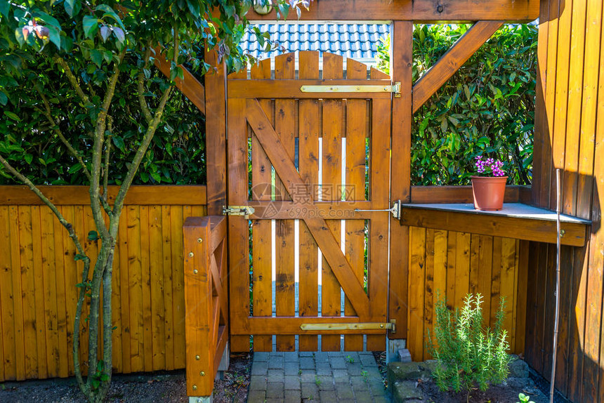 家庭花园后面的木门和栅栏大图片
