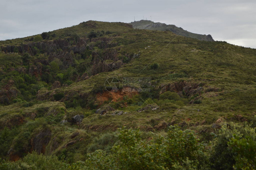 山的壮丽景色在提取铁的卡巴塞诺老矿自然公园2013年8月25日图片