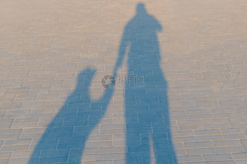 一个成年男和儿童女孩的影子图片