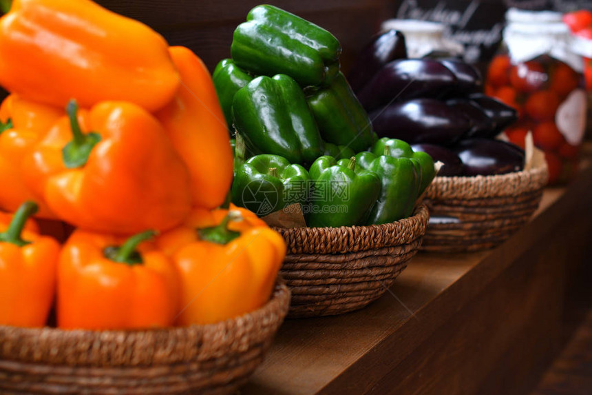 五颜六色的辣椒红色黄色和绿色他们的名字是甜椒甜椒或辣椒篮子里的蔬菜有机食品和新鲜蔬菜选择图片