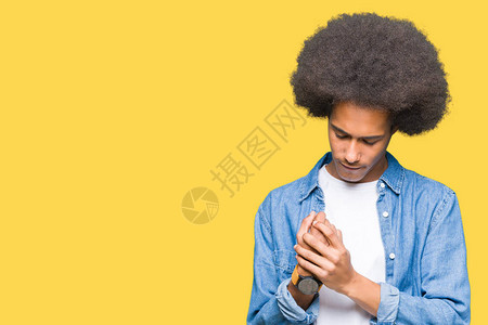手和指上疼痛关节炎的年轻非洲男子头发图片