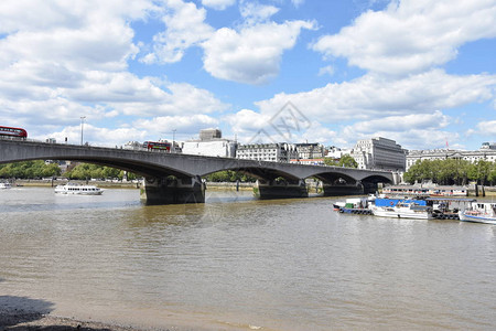 伦敦城市景观与河上的桥梁图片