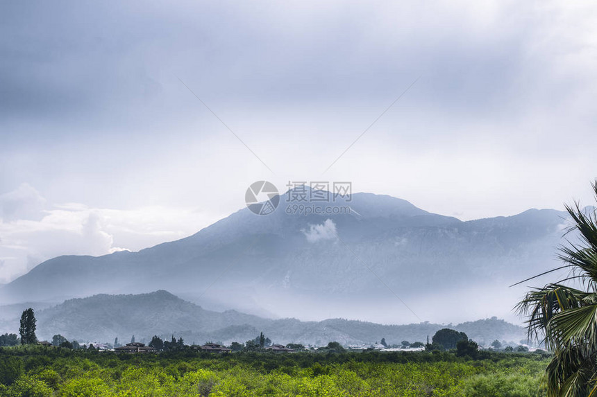 俯视着山脉的美丽景色图片