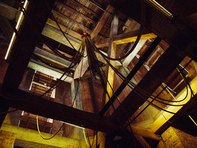 荷兰老村钟楼木梁楼梯门铃图片