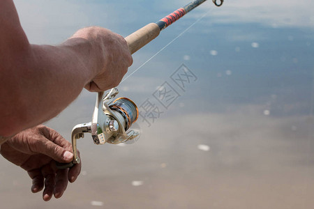 钓鱼时在河上转动图片