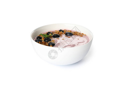 酸奶与格兰诺拉麦片蓝莓和薄荷隔离在白色背景图片