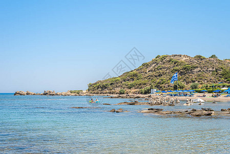 在希腊带雨伞的沙滩上欣赏美景图片
