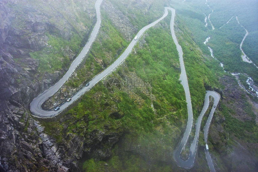 山路上令人惊叹的雾景图片