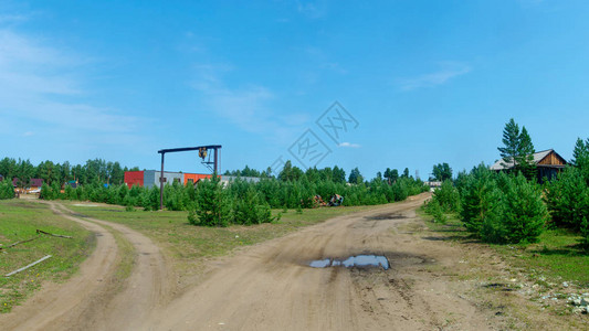 北部Yakutia村通往居民村庄房屋和工作区的道路的叉口图片