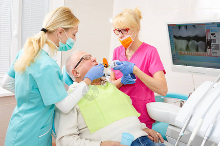 在口腔科诊所进行牙齿手术的图片